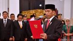 Saat Jokowi Tepuk Pundak dan Bimbing Sumpah Panglima Hadi Tjahjanto