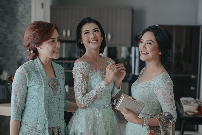 Sementara keluarga dari Anissa memilih mengenakan seragam bernuansa tosca. Mereka memakai kebaya dengan material serupa namun tentu berbeda desain agar sang pengantin terlihat lebih istimewa.  Foto: Dok. Instagram @aldiphoto