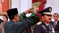 Foto: Laily Rachev - Biro Pers Setpres. Marsekal Hadi Tjahjanto mengucapkan sumpah jabatan sebagai Panglima TNI. Prosesi tersebut berlangsung di ruang utama Istana Negara.