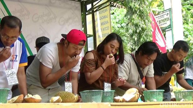Loma makan durian di Purworejo.