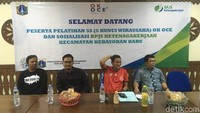 Dia pun masuk ke kantor Kecamatan Kebayoran Baru. Di sana ada beberapa warga yang mengadu kepada pihak kecamatan masalah tanah.  (Arief Ikhsanudin/detikcom)