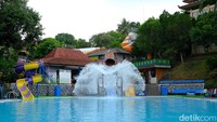 Perusahaan Daerah Objek Wisata (PDOW) Taman Kyai Langgeng (TKL) di Kota Magelang menambah tiga wahana baru yang akan siap dioperasikan awal tahun 2018 mendatang, yakni sepeda layang, dragon coaster, dan waterboom (Pertiwi/detikTravel)
