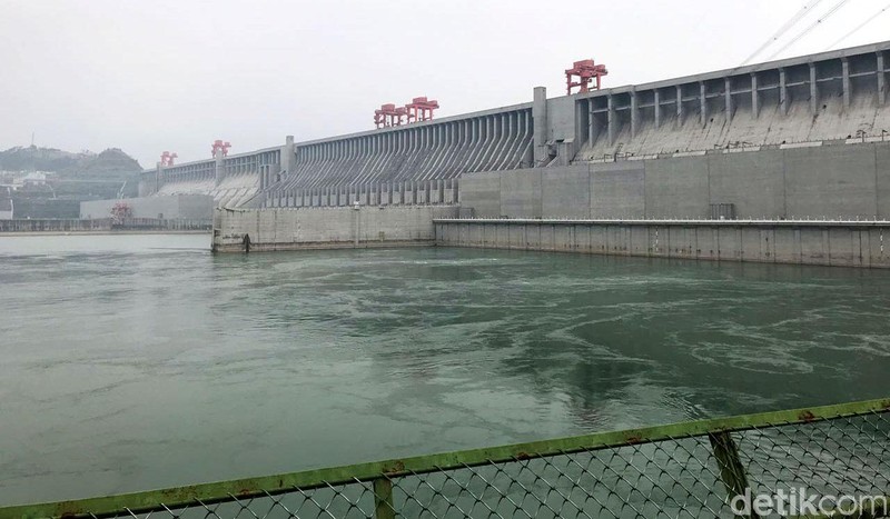 Three Gorges Dam atau Bendungan Tiga Ngarai dibangun sepanjang 2,3 km menyeberangi Sungai Yangtze, Tiongkok. Proyek ambisius ini dinilai sebagai proyek terbesar Negeri Tirai Bambu setelah dibangunnya Tembok Besar China.