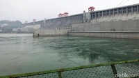 Bendungan Tiga Ngarai dibangun sepanjang 2,3 km menyeberangi Sungai Yangtze.