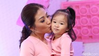 Sarwendah tampil serba pink dan serasi dengan putri kesayangannya.  Foto: Palevi/ detikHOT