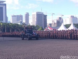 Jadi Inspektur, Jokowi Cek Barisan Upacara FKPPI di Monas