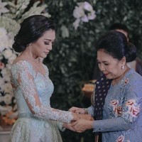 Ada momen di mana acara pemberian perhiasan seperti kalung dan gelang dari calon mertua ke calon menantu. Konsep yang mereka pilih untuk acara lamaran ini memang bernuansa biru namun dibedakan tingkat warnanya. Keluarga Anissa mengenakan seragam biru tosca sedangkan keluarga Raditya Dika biru muda. Foto: Dok. Instagram @aldiphoto