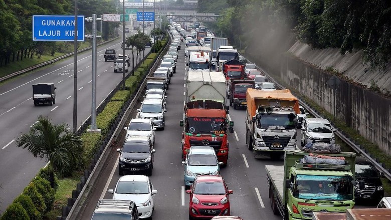 Operasional Mobil Barang Dibatasi Jelang Natal dan Tahun Baru Operasional Mobil Barang Dibatasi Jelang Natal dan Tahun Baru