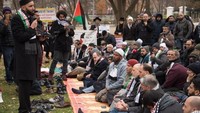 Trump mendorong ekstremisme Kristen di AS, sebut Direktur Eksekutif Dewan Hubungan Amerika-Islam (CAIR), Nihad Awad, yang juga hadir dalam aksi protes ini. Foto: AFP PHOTO/Mari Matsuri
