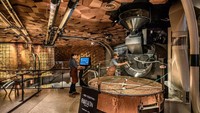 Gerai Starbucks Shanghai juga punya coffee bar terpanjang di dunia. Ada juga mesin untuk memanggang biji kopi dan bar teh dengan teknologi print 3 Dimensi. Foto: Istimewa