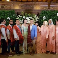 Anissa Aziza dan Raditya Dika meluapkan kebahagiaan mereka di Instagram. Lamaran keduanya digelar di Plataran Dharmawangsa, Kebayoran Baru, Jakarta Selatan, pada Jumat (8/12/2017). Foto: radityadika/ instagram