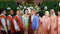Prosesi lamaran dihadiri oleh keluarga kedua belah pihak dan kerabat terdekat.  Foto: radityadika/ instagram