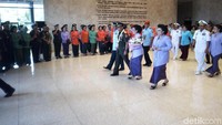 Acara diawali dengan perpisahan Gatot dari gedung Jenderal Sudirman. Gatot bersama istrinya ditemani oleh Hadi dan istri melewati tradisi pedang pora menuju gerbang Mabes TNI.