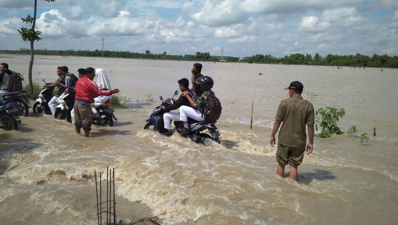 Banjir Terjang Bojonegoro, Jalan dan Puluhan Rumah Terendam