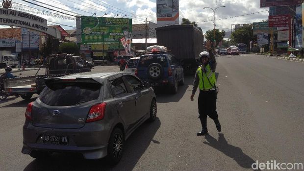 Arus lalu lintas Jalan Yogya-Solo dekat Bandara Adisutjipto macet.