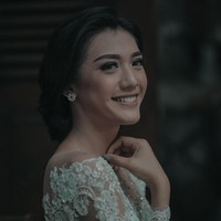 Anissa tampil cantik dalam balutan riasan natural dengan lipstik nude. Tatanan rambutnya terlihat rapi dengan model cepol modern sejajar dengan leher. Foto: Dok. Instagram @aldiphoto