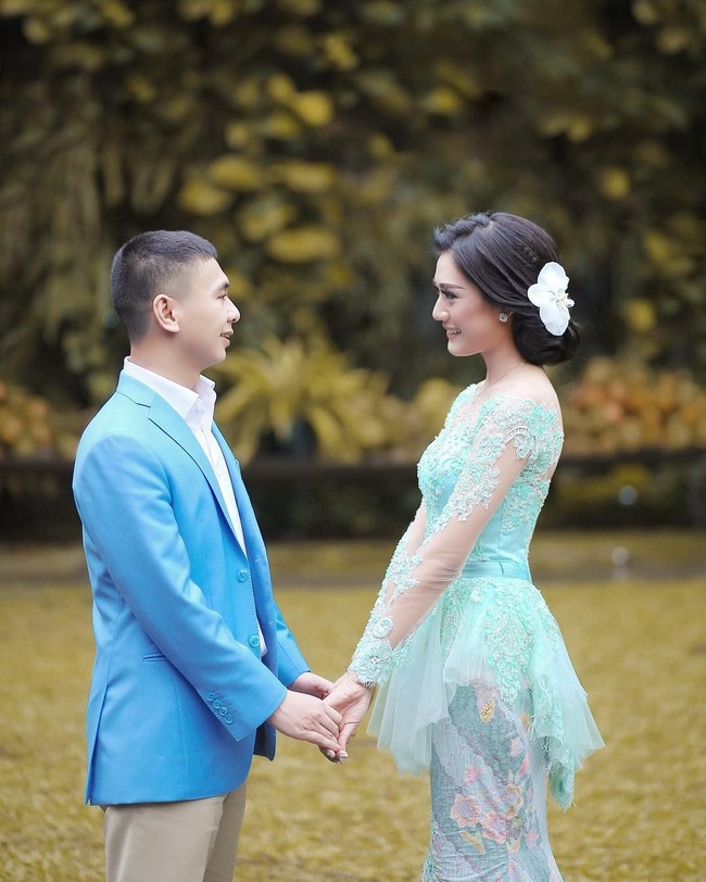 Raditya Dika memilih mengenakan has biru muda dan kemeja putih tanpa dasi. Jas biru yang dikenakan Raditya Dika memberikan nuansa cerah dan cocok dikenakan pada acara siang hari. Foto: Dok. Instagram @aldiphoto
