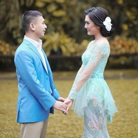 Raditya Dika memilih mengenakan has biru muda dan kemeja putih tanpa dasi. Jas biru yang dikenakan Raditya Dika memberikan nuansa cerah dan cocok dikenakan pada acara siang hari. Foto: Dok. Instagram @aldiphoto