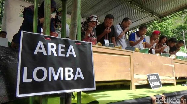 Lomba makan durian di Purworejo.