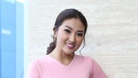Thalia dan Sarwendah menghadiri sebuah acara di kawasan Kebon Jeruk, Jakarta Barat, Jumat (8/12/2017).  Foto: Palevi/ detikHOT
