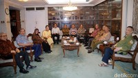 Para sesepuh golkar yang hadir di antaranya Akbar Tandjung, Theo Sambuaga, Try Sutrisno, Emil Salim, Cosmas Batubara, Subiakto Tjakrawerdaya, Abdul Gafur, Oetojo Oesman, Haryono Suyono, Indra Kartasasmita, Subagyo, dan Sulastomo.