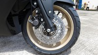 Pelek dibalur warna emas pada warna Matte Black & Matte Grey sehingga tampilan motor lebih elegan dan berkelas.