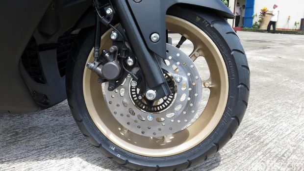 Honda PCX Versus Yamaha Nmax, Jagoan Mana?
