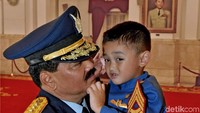 Foto: Agus Suparto-Fotografer Istana Kepresidenan. Cucunya tampapk mengenakan seragam khas TNI AU. Jenderal TNI ke-18 itu terlihat memeluk erat cucunya itu.