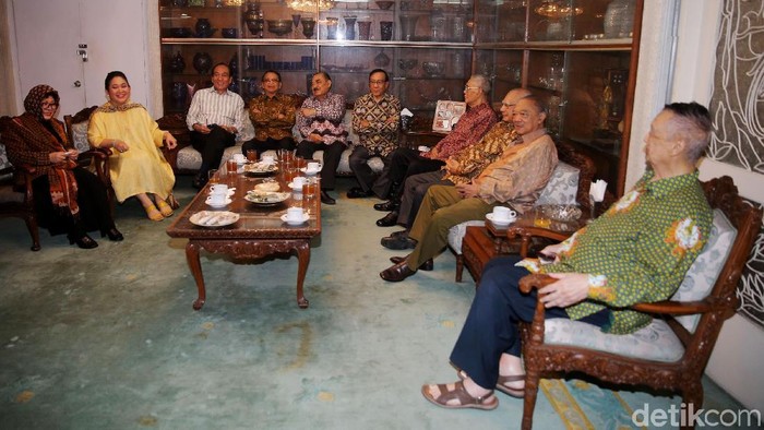 Titiek Soeharto Kumpulkan Sesepuh Golkar Putri Presiden RI ke-2 Soeharto, Siti Hediati Hariyadi alias Titiek Soeharto, mengundang para sesepuh Golkar ke kediamannya di Jalan Cendana, Jakarta Pusat, Sabtu (9/12/2017).