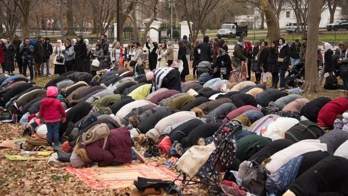 Protes Keputusan Trump, Warga Muslim AS Salat di Depan Gedung Putih