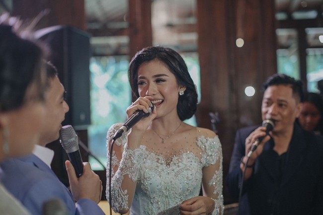 Momen manis lainnya ketika Raditya Dika dan Anissa menyanyi bersama dan saling menatap mesra.  Foto: Dok. Instagram @aldiphoto
