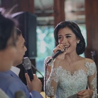 Momen manis lainnya ketika Raditya Dika dan Anissa menyanyi bersama dan saling menatap mesra.  Foto: Dok. Instagram @aldiphoto