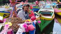 Itu adalah pemandangan khas perayaan Maulid Nabi Muhammad SAW yang digelar di objek wisata karst Rammang-Rammang, Desa Salenrang, Kecamatan Bontoa, Maros, Sulawesi Selatan. (Moehammad Bakrie/detikcom)