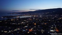 Luwuk adalah ibu kota Kabupaten Banggai di Sulawesi Tengah. Di kota berkontur perbukitan ini, traveler bisa menyaksikan pemandangan indah kerlap-kerlip lampu saat malam tiba. (Wahyu/detikTravel)