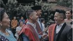 Intimnya Prosesi Lamaran Raditya Dika dan Annisa Aziza