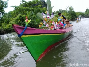 Tradisi Maulid di Karst Rammang-Rammang: Ribuan Telur Diarak Perahu