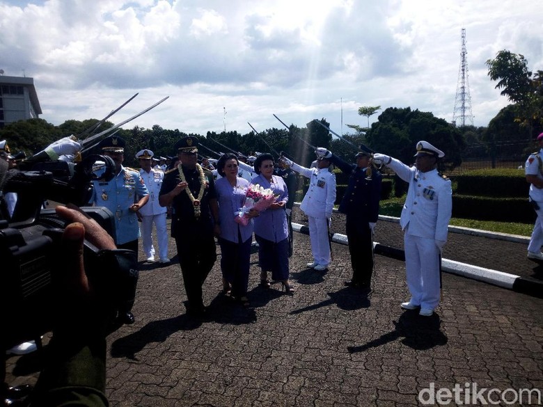 Pisah-Sambut Panglima TNI, Jenderal Gatot Dikalungi Bunga Pisah-Sambut Panglima TNI, Jenderal Gatot Dikalungi Bunga