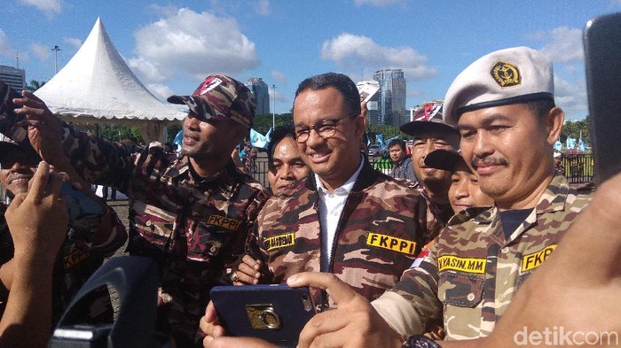 Gubernur Anies Baswedan Bangga Pakai Seragam FKPPI