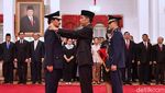 Saat Jokowi Tepuk Pundak dan Bimbing Sumpah Panglima Hadi Tjahjanto