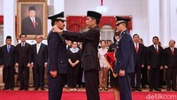 Foto: Laily Rachev - Biro Pers Setpres. Sebelum sumpah jabatan, Jokowi menghampiri Hadi kemudian menyematkan pangkat bintang empat Panglima TNI ke pundak Hadi. Jokowi juga menyematkan pin jabatan ke seragam yang dikenakan Hadi.
