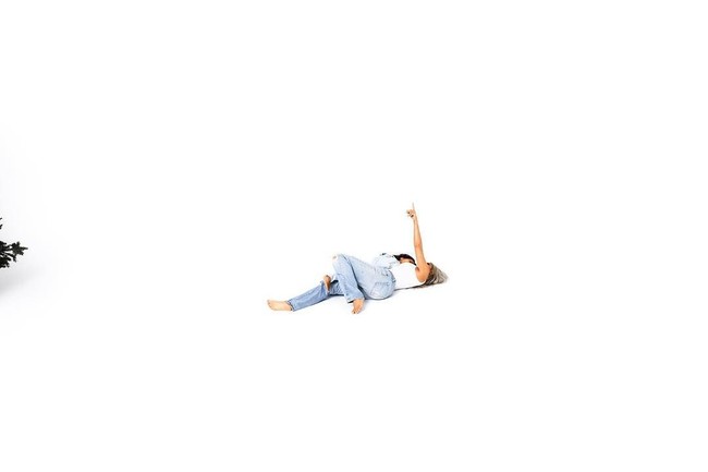 Kim Kardashian juga berbagi foto saat tiduran di lantai bersama North diambil dari kejauhan.  Foto: Dok. Instagram