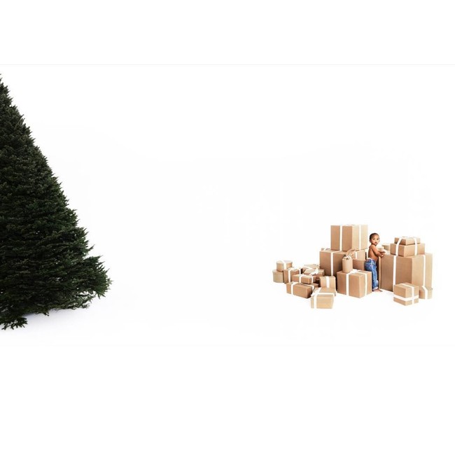 Pada 1 Desember, Kim Kardashian mengunggah foto gambar pertama yang memperlihatkan putranya, Saint. Diambil dari jauh, tampak sang buah hati tercinta mengenakan celana jeans tanpa menggunakan atasan.  Foto: Dok. Instagram