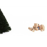 Pada 1 Desember, Kim Kardashian mengunggah foto gambar pertama yang memperlihatkan putranya, Saint. Diambil dari jauh, tampak sang buah hati tercinta mengenakan celana jeans tanpa menggunakan atasan.  Foto: Dok. Instagram