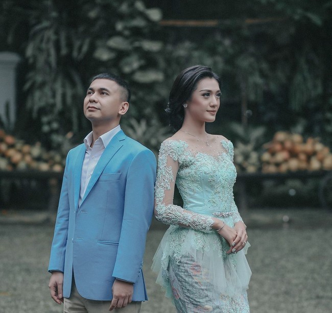 Sementara calon istri Raditya Dika, Anissa Aziza terlihat cantik memakai kebaya warna tosca yang berbalut bahan lace nan elegan. Detail payet pada kebaya modern yang dilapisi material tutu pada bagian peplum-nya itu membuat penampilan Anissa semakin feminin. Anissa memadupadankan kebaya tersebut dengan kain warna senada. Foto: Dok. Instagram @aldiphoto