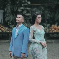 Sementara calon istri Raditya Dika, Anissa Aziza terlihat cantik memakai kebaya warna tosca yang berbalut bahan lace nan elegan. Detail payet pada kebaya modern yang dilapisi material tutu pada bagian peplum-nya itu membuat penampilan Anissa semakin feminin. Anissa memadupadankan kebaya tersebut dengan kain warna senada. Foto: Dok. Instagram @aldiphoto