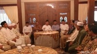 Sebelum pengumuman cagub Jabar, sejumlah ulama hingga para tokoh merapat ke kediaman Prabowo di Hambalang. (Foto: Mochammad Zhacky Kusumo/detikcom)