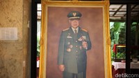 Foto Soeharto mengenakan seragam TNI terpajang di salah satu ruangan.