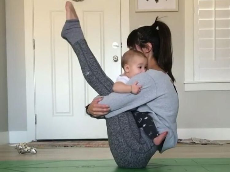 Asyiknya! Ibu Muda Satu Ini Melakukan Yoga Bersama Sang Anak