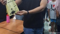 Selesai bikin nugget pisang, saatnya jualan. Kaesang Pangarep pun membagikan brosur menu Sang Pisang. Dari lantai 5 hingga ke lantai dasar ITC Cempaka Mas. Sang Pisang punya tagline  Naget Pisang KesayanganFoto: Odilia Winneke