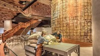Gerai Starbucks ini punya fasilitas AR pertama dimana pengunjung bisa mengarahkan ponselnya ke beberapa titik dalam gerai untuk mendapat gambaran suasananya. Seperti metode brewing kopi ini. Foto: Istimewa